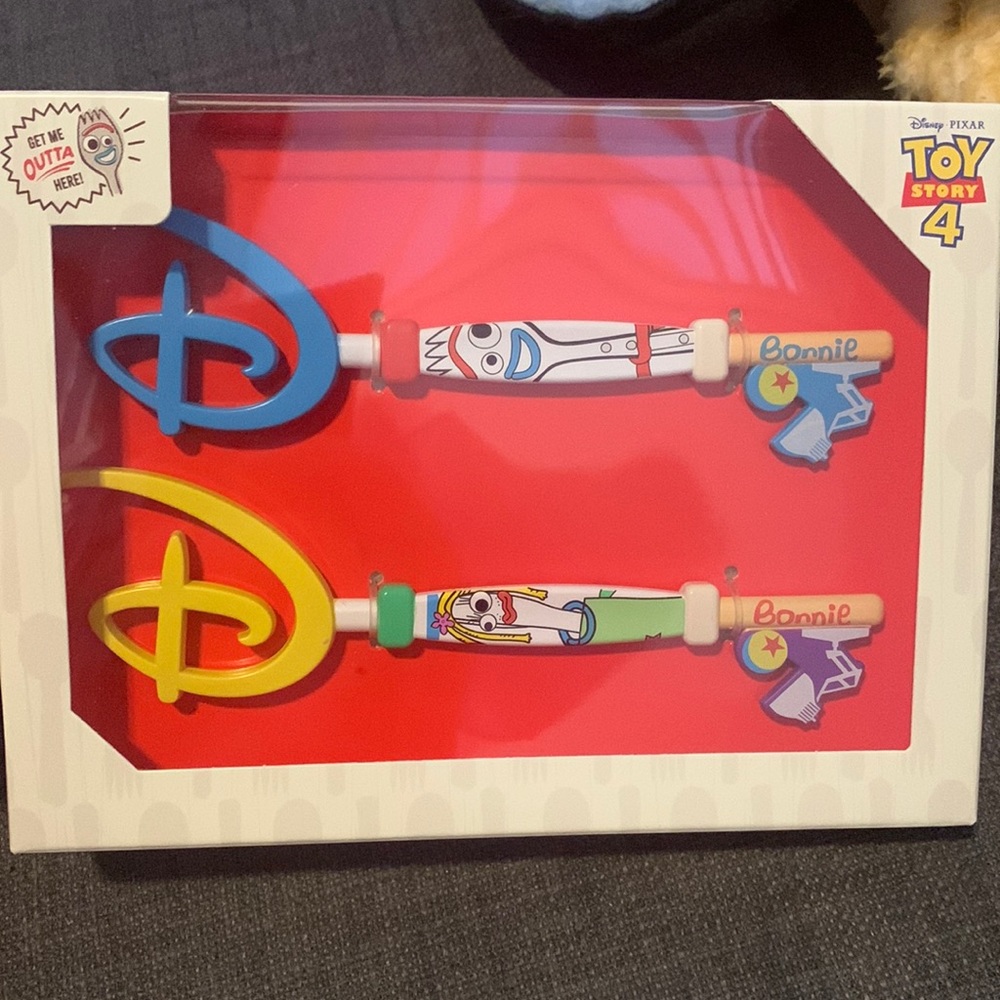 Disney keys - Toy Story 4 - Forky set of 2 - new in box